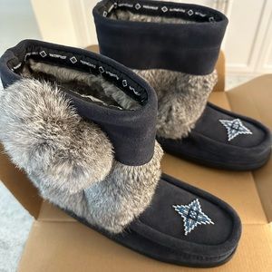 BNIB Manitobah Mukluks sz 9